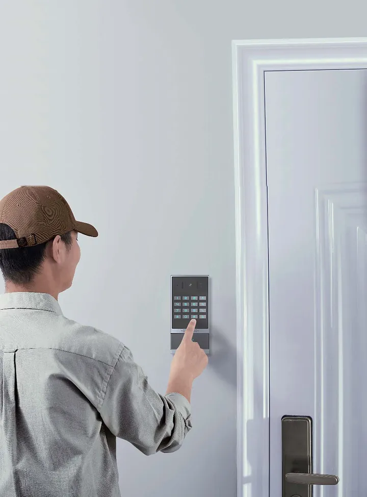 Visiteur utilisant un interphone vidéo à l’entrée d’un bâtiment